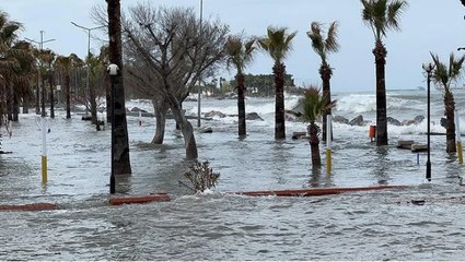 Deprem bölgesi İskenderun'u fırtına vurdu: Denizi taştı, yangın çıktı