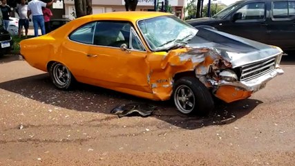 Relíquia: Opala fica com a frente destruída em acidente no Parque São Paulo