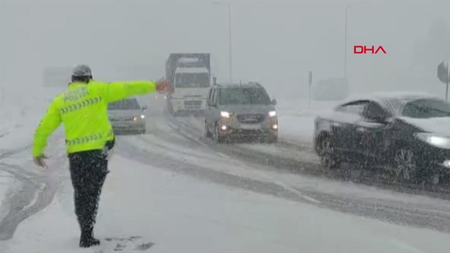 D-100 Karayolu Bolu Dağı geçişi, kar yağışı nedeniyle trafiğe kapatıldı