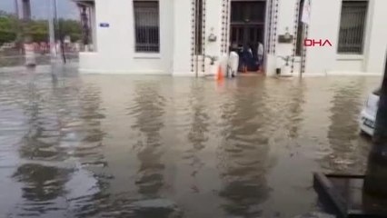 Download Video: İSKENDERUN'DA ŞİDDETLİ LODOS VE YAĞMUR NEDENİYLE KIYI ŞERİDİ SULAR ALTINDA KALDI