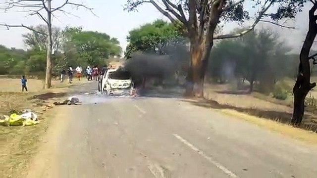 चलती कार में लगी आग, जलकर हुई खाक- देखें वीडियो