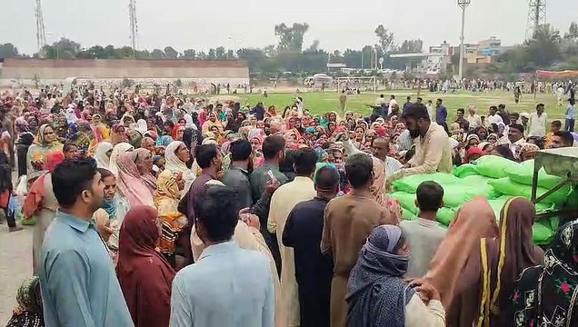 ٹوبہ ٹیک سنگھ :میں مفت آٹے کا حصول خواب بن گیا گھنٹوں انتطار کے بعد بھی آٹا نہیں ملتا ۔ آٹے کے حصول کیلئے آئی خواتین پر خاتون پولیس اہلکاتر ڈنڈے برسانے لگے ۔۔۔ سلطان سدھو کی رپورٹ ۔۔۔۔۔