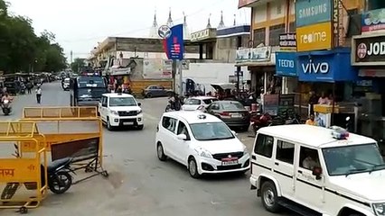 शांति व्यवस्था के लिए मुख्य मार्ग पर अधिकारियों ने किया फ्लैगमार्च