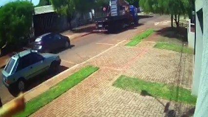 Vídeo mostra poste sendo arrancado por caminhão e estrutura quase atingindo automóvel no Santa Cruz
