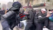 Fransız polisinden protestoculara copla orantısız güç kamerada