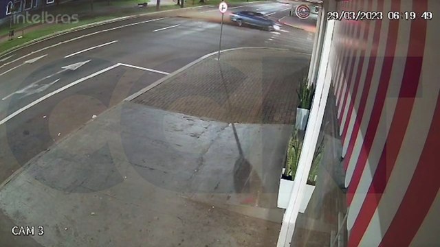 Vídeo mostra carro saltando sobre canteiro central na Avenida Brasil