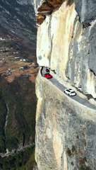 Cette route de montagne en Chine est vertigineuse