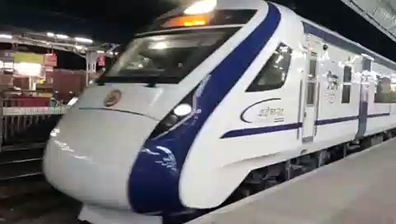 अलवर जंक्शन पर दो मिनट रुकी वंदे भारत...देखें वीडियो