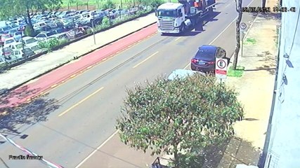 Vídeo mostra poste sendo arrancado por caminhão e estrutura quase atingindo automóvel no Santa Cruz