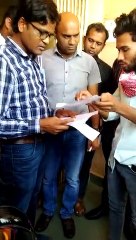 विश्वविद्यालय पहुंचकर छात्रों ने सौंपा कुलसचिव को ज्ञापन