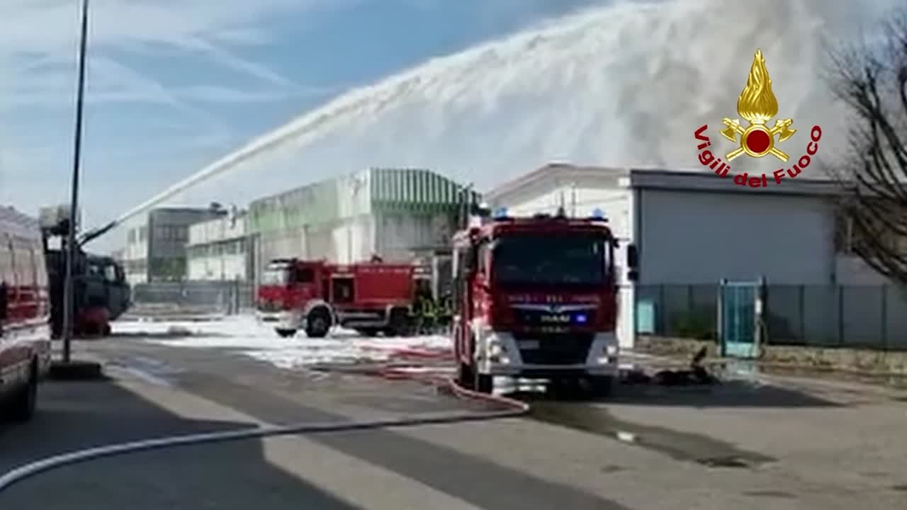 Incendio nel Novarese, fiamme domate dai vigili del fuoco