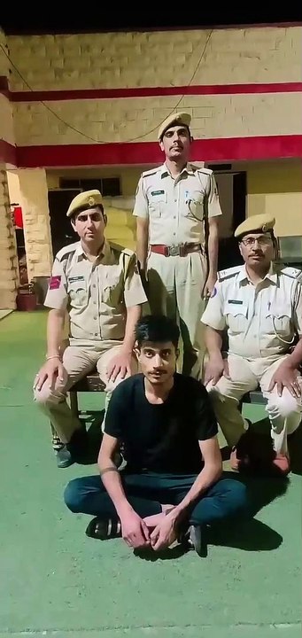 पेट्रोल डालकर जलाई थी कार, पकड़ा तो कारतूस मिले