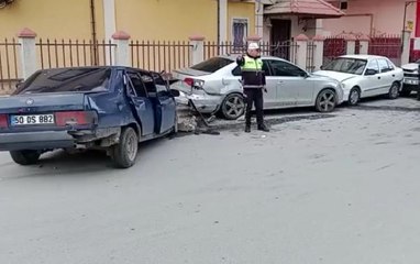ALKOLLÜ SÜRÜCÜNÜN KULLANDIĞI OTOMOBİL, PARK HALİNDEKİ ARAÇLARA ÇARPTI