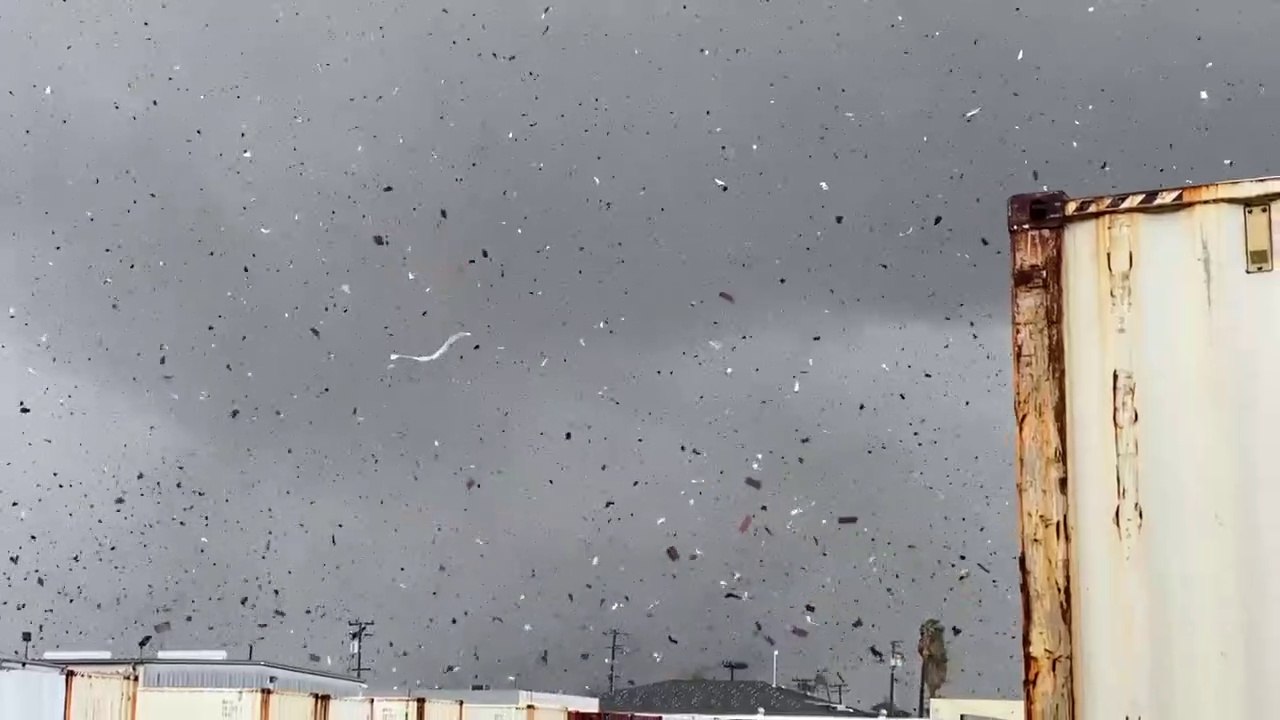 incredible video of the #Montebello #Tornado. Witnesses say the flashes in the sky appear to be from transformers blowing/अविश्वसनीय वीडियो। प्रत्यक्षदर्शियों का कहना है कि आसमान में बिजली की चमक ट्रांसफार्मर के फुंकने से प्रतीत हो रही है
