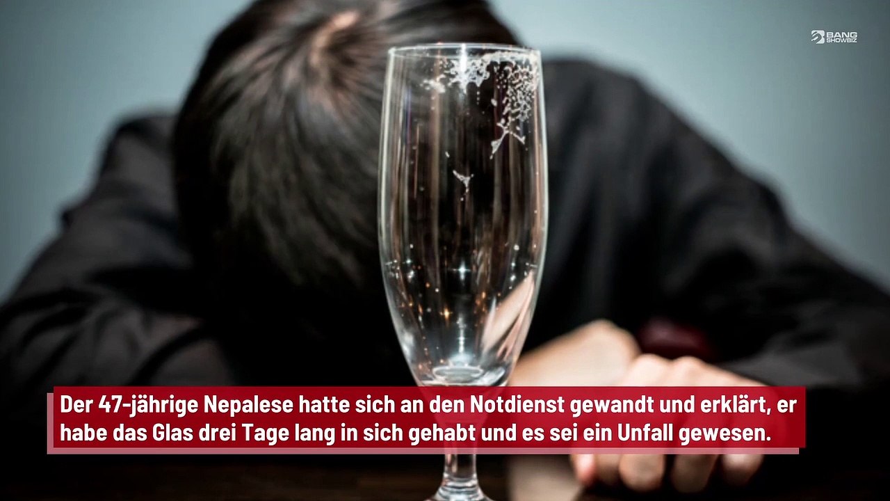 Mann hat Glas im Hintern stecken
