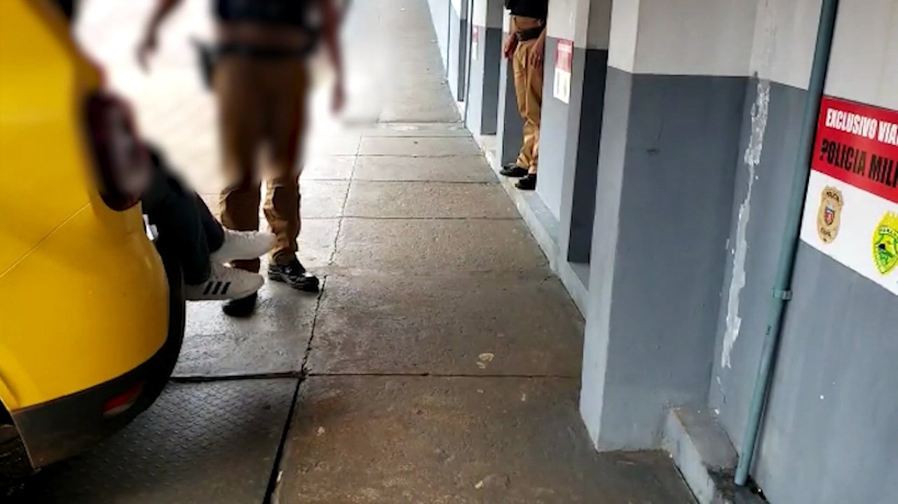 Após agredir o pai e ameaçar o filho, homem é detido