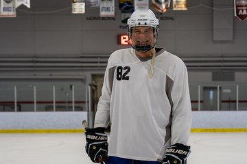 À 70 ans, ce maire joue toujours au hockey