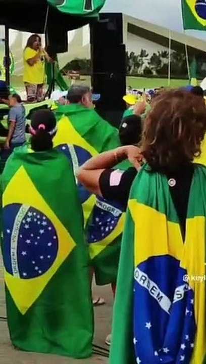 Bolsonaristas fazem vídeo em apoio a volta de Bolsonaro ao Brasil