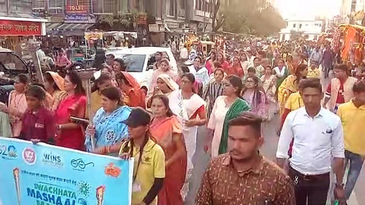 विन्स अवार्ड में महिलाओं ने निकाला मशाल मार्च, स्वच्छता में सहयोग का लिया संकल्प