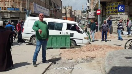 سقوط مركبة حكومية في حفريات شركة مياه اليرموك