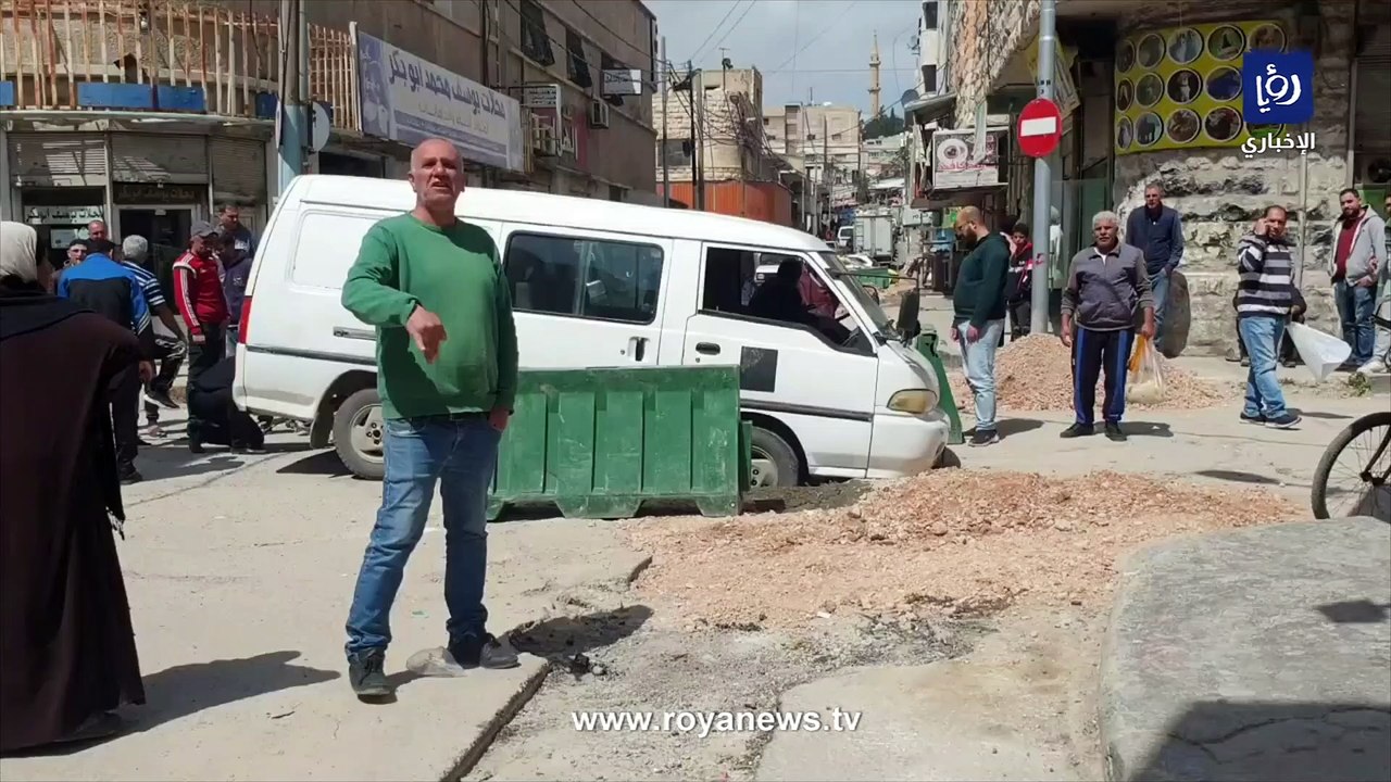 سقوط مركبة حكومية في حفريات شركة مياه اليرموك