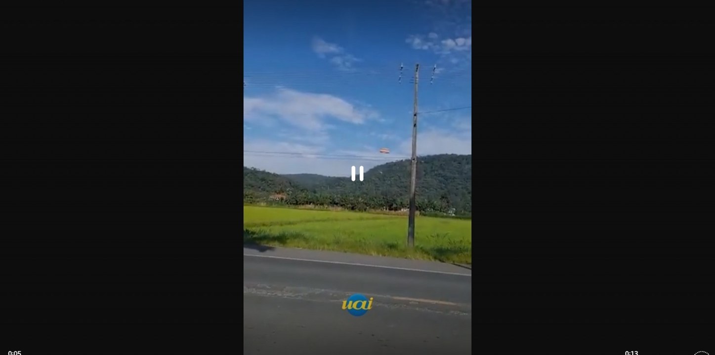 Avião aciona paraquedas em pouso de emergência, em Santa Catarina