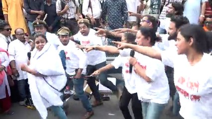 যোগ্য প্রার্থীদের তাড়া মুখ্যমন্ত্রীকে, দেখুন বিজেপির পথনাটিকা দুর্নীতি নিয়ে | Oneindia Bengali