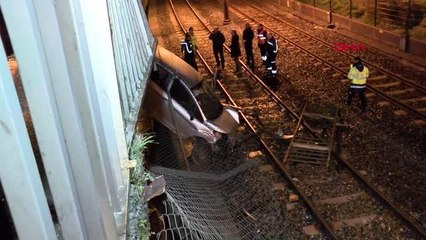 İSTANBUL-BAKIRKÖY'DE OTOMOBİL METRO HATTINA UÇTU: 2 YARALI
