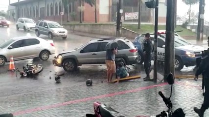 Motociclista e passageira ficam feridas em acidente na região norte
