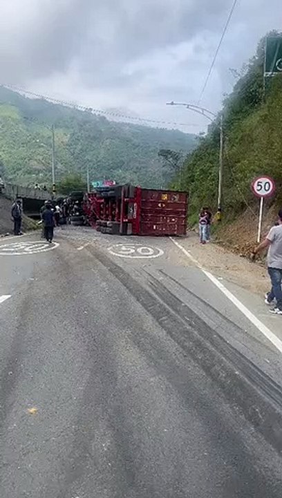 Camión en la vía al occidente