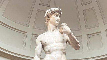 Florencia condecora a profesora que fue obligada a renunciar por mostrar foto de la escultura de 'David' de Miguel Ángel