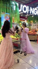 Thỏa mãn ước mơ làm công chúa, đôi bạn thân diện nguyên bộ váy đi TTTM