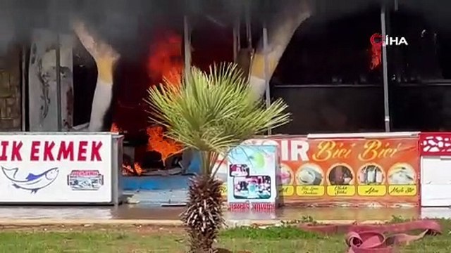 Deniz taştı; İskenderun bir kez daha sular altında kaldı