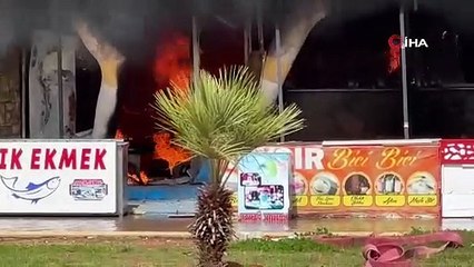 Deniz taştı; İskenderun bir kez daha sular altında kaldı