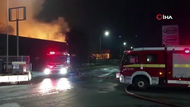 Fabrikada büyük yangın! Alevler geceyi gündüze çevirdi