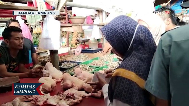 Balai BPOM Uji Sampel Pangan Olahan dan Takjil di Pasar Way Halim Bandar Lampung