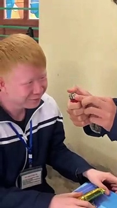 Clip: Cậu bạn bạch tạng bật khóc khi được cả lớp tổ chức sinh nhật bất ngờ