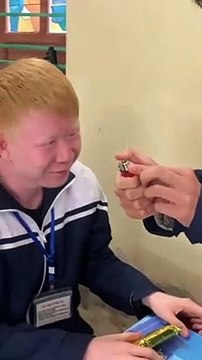 Clip: Cậu bạn bạch tạng bật khóc khi được cả lớp tổ chức sinh nhật bất ngờ
