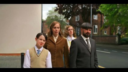 'Everyone Else Burns' - Tráiler oficial en inglés - Channel 4
