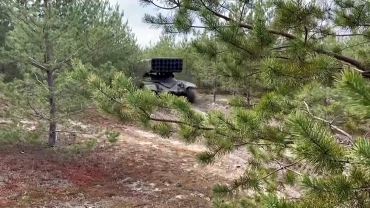 شاهد: الجيش الروسي يستخدم قاذفات اللهب الثقيلة توس-1 في الدونباس