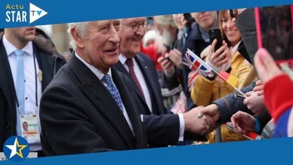Charles III en Allemagne : ce cadeau hilarant offert lors d’un bain de foule