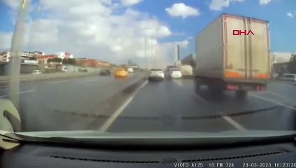 D 100'de hatalı sollama kazası araç kamerasında
