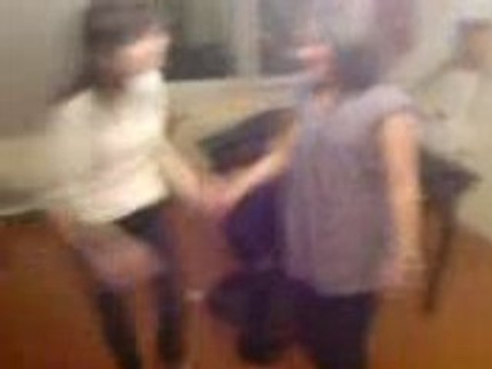Alice et Delphine dansent...