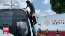Migrantes detenidos escapan por escotilla de autobús en Tapachula
