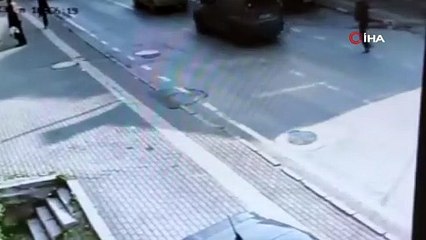 Otomobilin çarptığı adam metrelerce savruldu