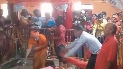 कुशीनगर: खंहवार सिद्ध शक्ति पीठ पर उमड़ा भक्तों का सैलाब, चढ़ाई चुनरियाँ