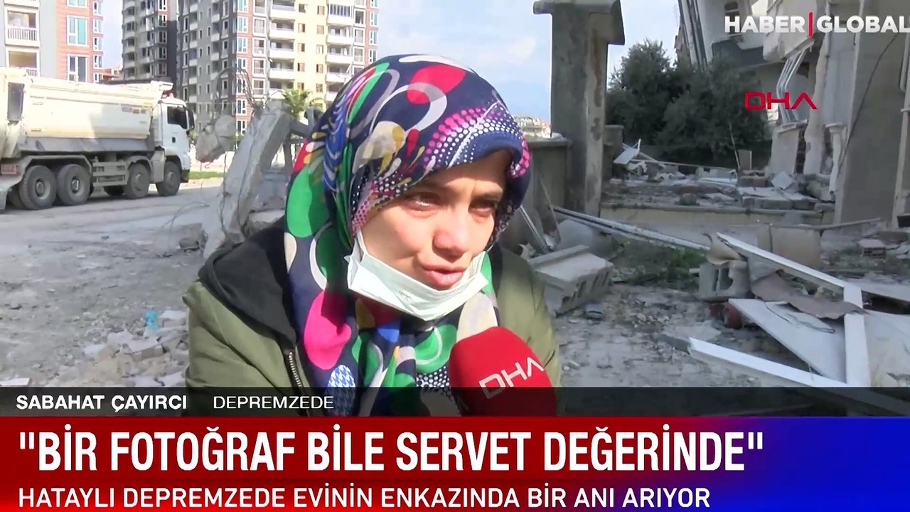 Hataylı depremzede enkazın altındaki anılarını ağlayarak arıyor: 'Bir fotoğraf bile servet değerinde'