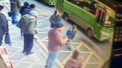 Otobüs okula koşan çocuğa çarpıp yoluna devam etti!