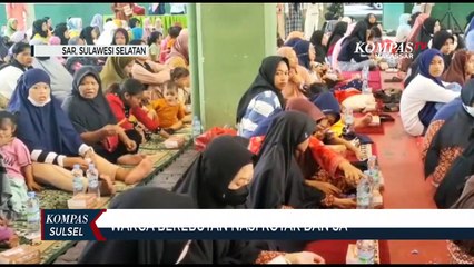 Warga Berebut Nasi Kotak Dan Sarung Gratis