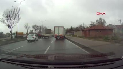 ESKİŞEHİR ÇEVREYOLUNDAKİ ZİNCİRLEME KAZA KAMERADA